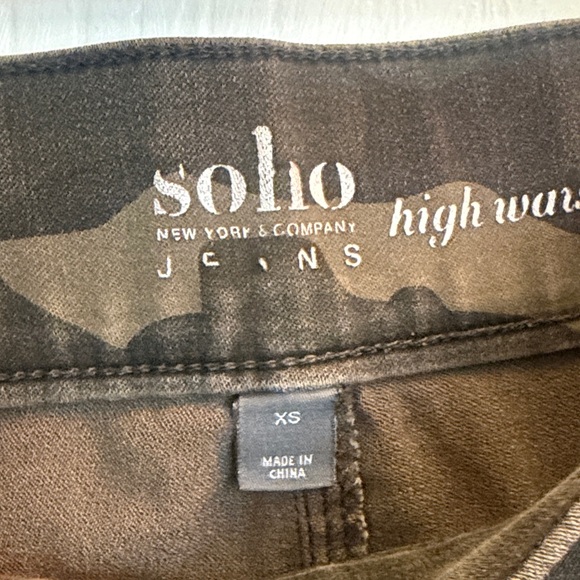 New York & Company Green Camo Skinny Pants - Picture 2 of 3